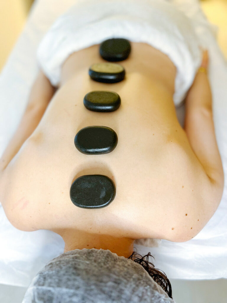 Massagem com Pedras Quentes – Miamar Estética Massagem com Pedras Quentes